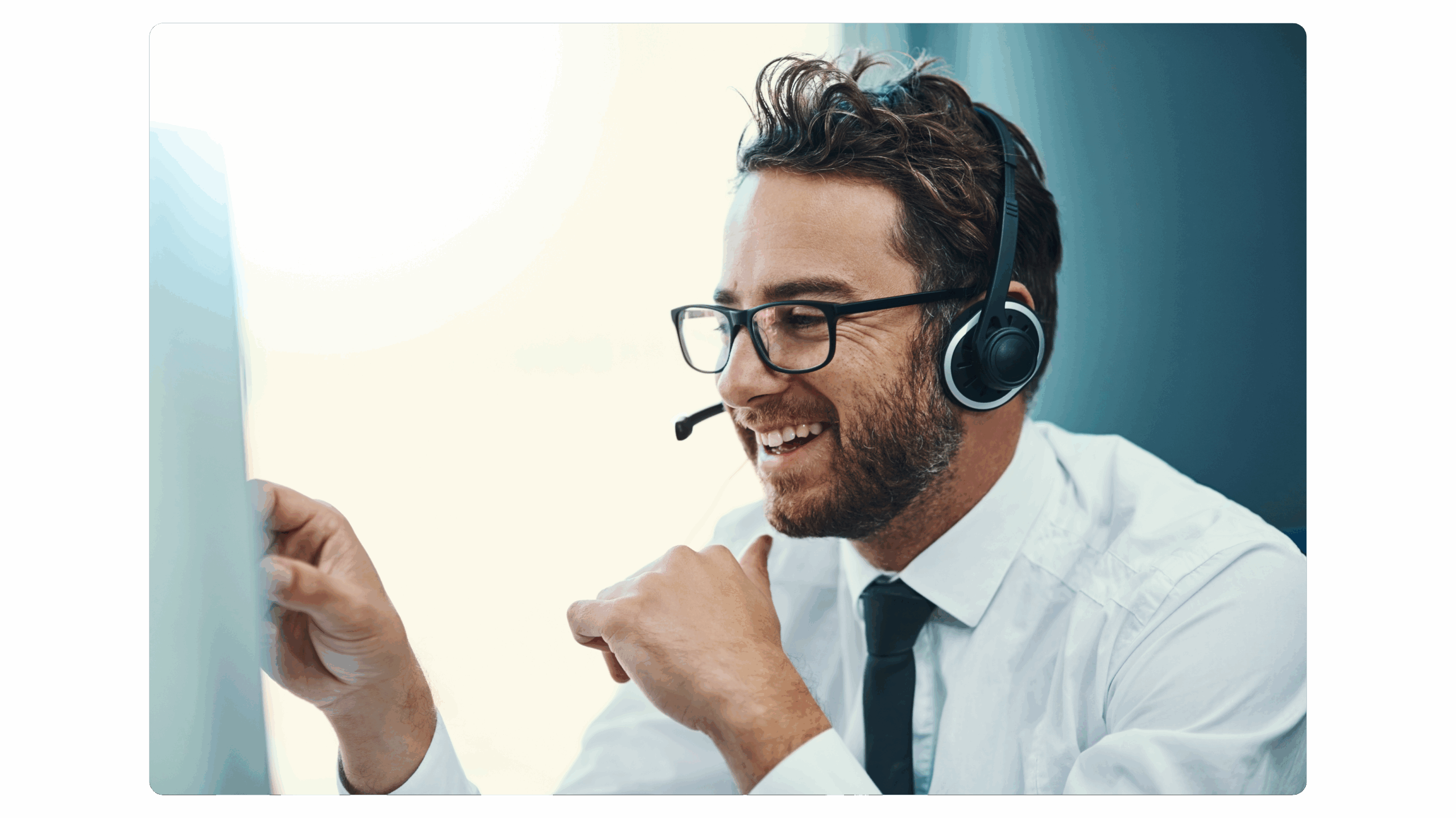 IT support helpdesk agent assisting managed it customes remotely